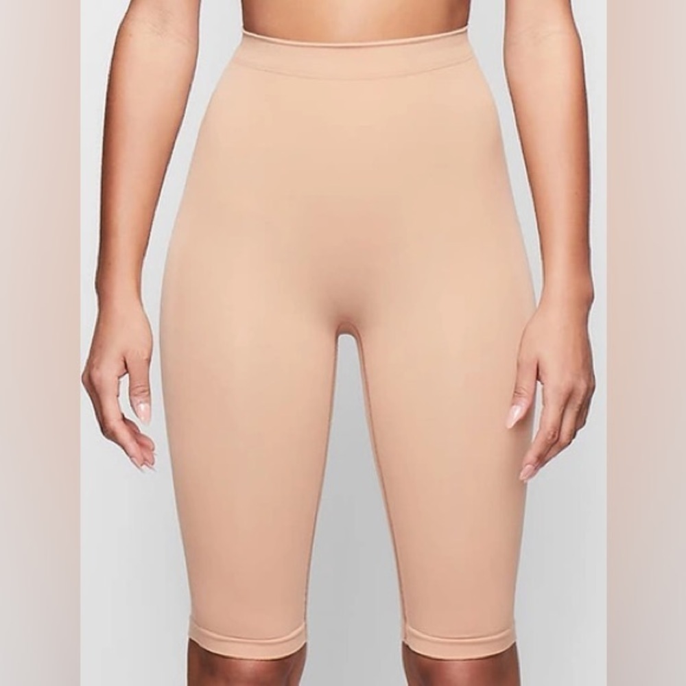 SKIMS SCULPTING ABOVE THE KNEE SHORTS